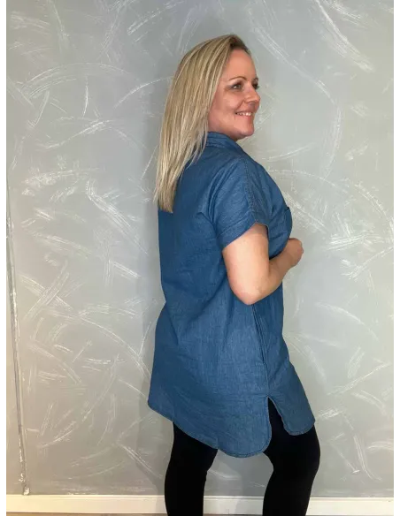 Bagside af den lange denimskjorte, viser det flotte fald og den feminine silhuet, uden inderbluse