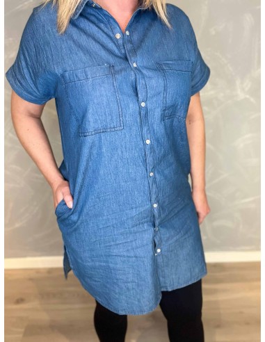 Nærbillede af denimskjorten, fremhæver kvaliteten og de praktiske trykknapper, vist lukket
