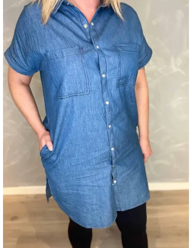 Nærbillede af denimskjorten, fremhæver kvaliteten og de praktiske trykknapper, vist lukket