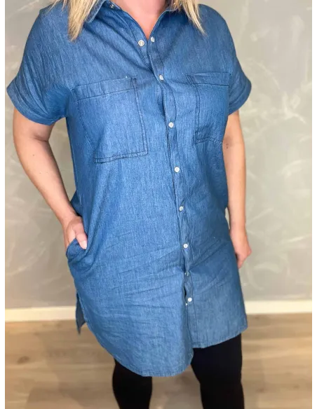 Nærbillede af denimskjorten, fremhæver kvaliteten og de praktiske trykknapper, vist lukket