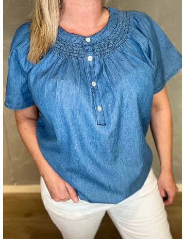 Nærbillede af smock ved hals på denim bluse – TIPPY