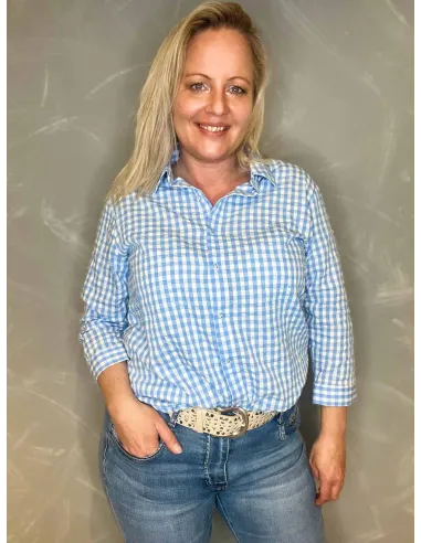 Blå/hvid ternet bomuldsskjorte vist forfra i bukser - TIPPY