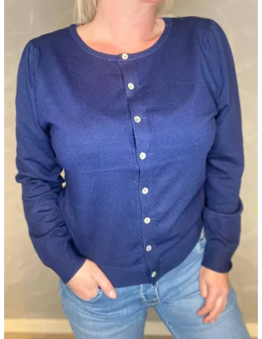 "Nærbillede af knapper på navy strikket cardigan til kvinder - TIPPY"