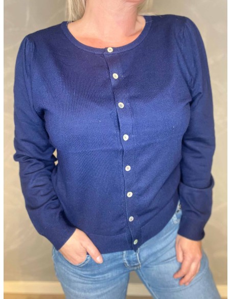 "Nærbillede af knapper på navy strikket cardigan til kvinder - TIPPY"