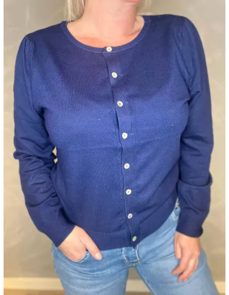 "Nærbillede af knapper på navy strikket cardigan til kvinder - TIPPY"
