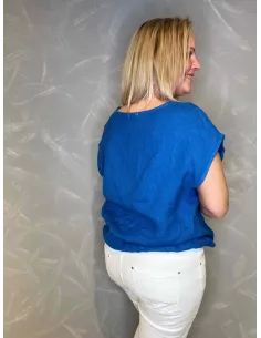 Coboltblå hørbluse med pynteknapper og bindebånd, korte ærmer og onesize pasform, perfekt til den modne kvinde 2