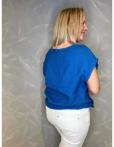 Coboltblå hørbluse med pynteknapper og bindebånd, korte ærmer og onesize pasform, Set bagfra