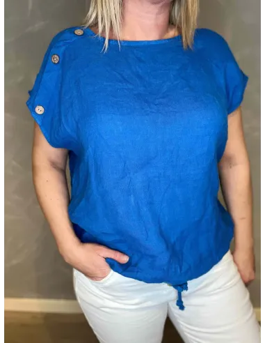Coboltblå hørbluse med pynteknapper og bindebånd, korte ærmer og onesize pasform, set tæt på for detaljer